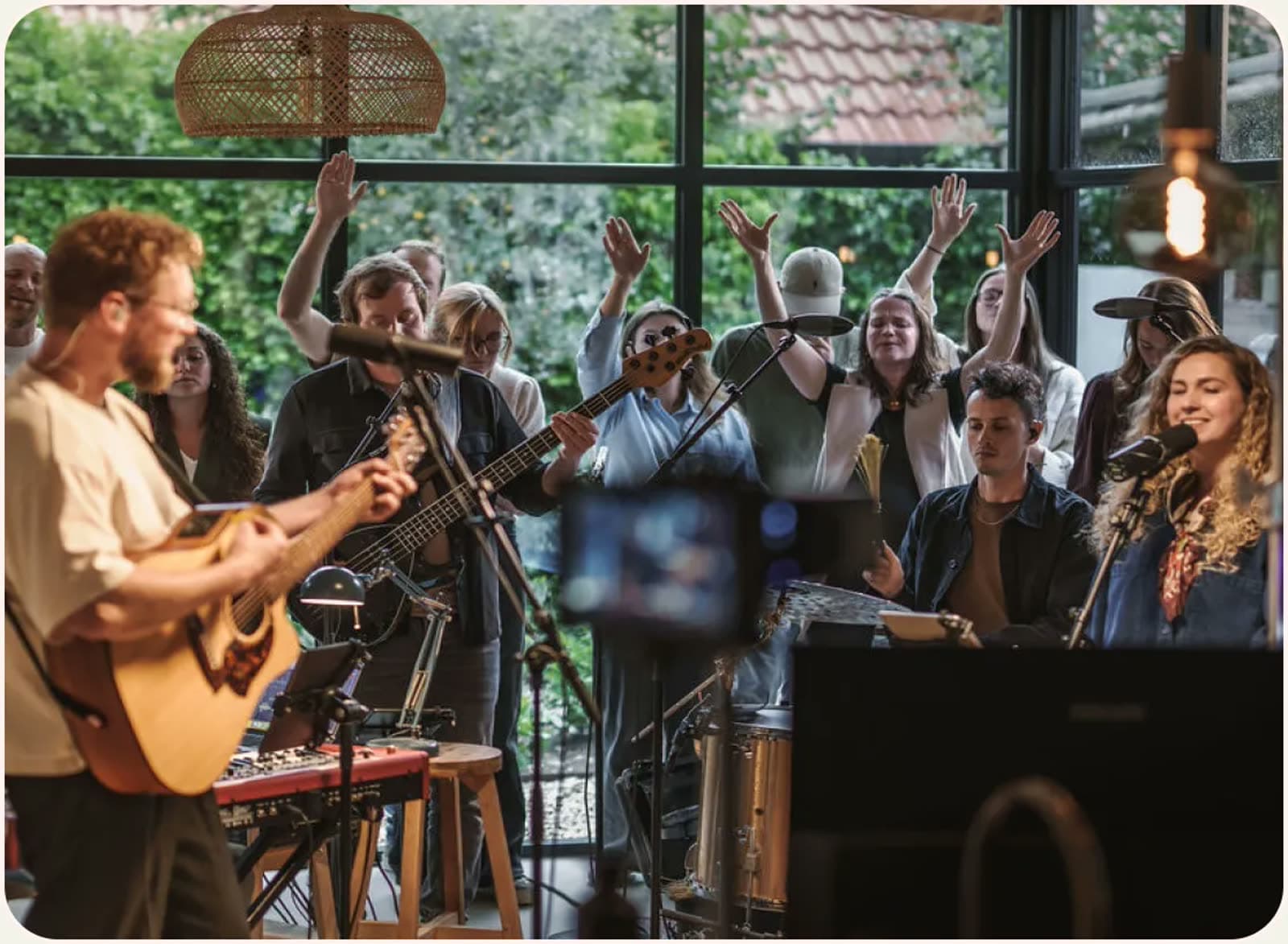 De band van Ember Church tijdens een dienst